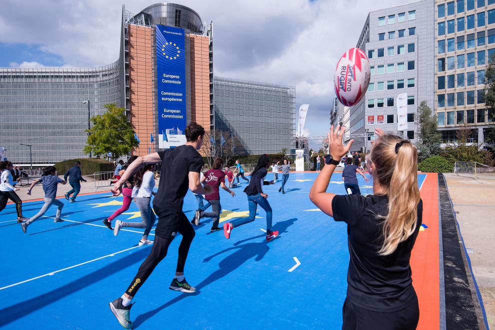 Младежи играят ръгби по повод Европейската седмица на спорта