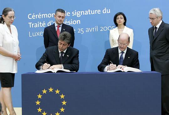 Signature of the Treaty of Accession to the EU by Bulgaria and Romania