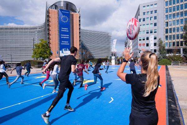 Младежи играят ръгби по повод Европейската седмица на спорта