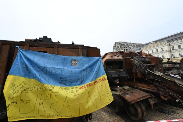 Украинско знаме върху унищожен руски танк
